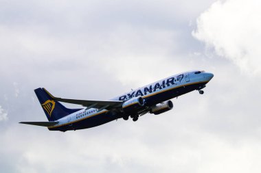 31 Ağustos 2019 Cork, İrlanda - Bir Ryanair uçağı bulutlu bir günde Cork Uluslararası Havaalanı'nda havalanıyor