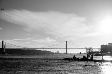 6 Ekim 2019, Lizbon, Portekiz. İnsanlar arka planda 25 Nisan Köprüsü olan Tagus nehrinin yakınında fotoğraf çekiyorlar..