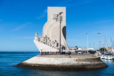 6 Ekim 2019, Lizbon, Portekiz - Santa Maria de Belem 'deki Tagus Nehri' nin kuzey kıyısında yer alan Keşifler Anıtı, 5 ve 16. yüzyıllarda Portekiz Keşif Çağı 
