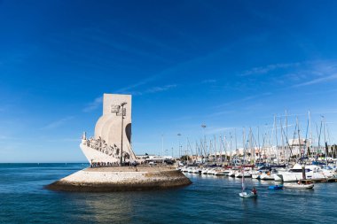 6 Ekim 2019, Lizbon, Portekiz - Santa Maria de Belem 'deki Tagus Nehri' nin kuzey kıyısında yer alan Keşifler Anıtı, 5 ve 16. yüzyıllarda Portekiz Keşif Çağı 