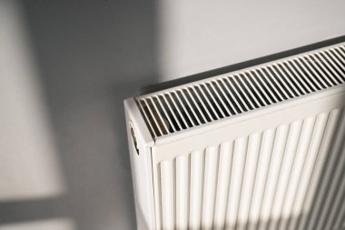 Mavimsi monoton renk şemasında eski bir yağ radyatörünün ayrıntıları: kış konsepti 