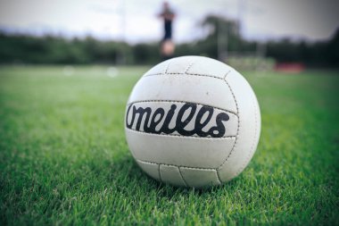 19 Eylül 2020, Cork, İrlanda - bir O 'Neills futbol topu, odaklanamadığı arka planda çimlerde yatıyor.