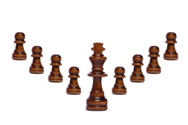 beyaz zemin üzerinde satranç oyunu