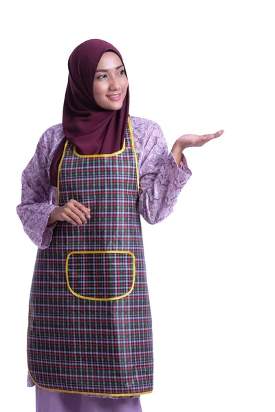 エプロンを着たアジア系ムスリムの少女 事業概念 — ストック写真