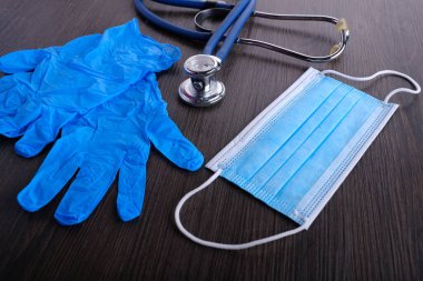 Tıbbi malzemeler masada.