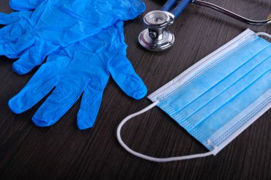 Tıbbi malzemeler masada.