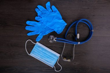 Doktor aletli tıbbi ya da ilaç. Stetoskop, şırınga, masada kan.