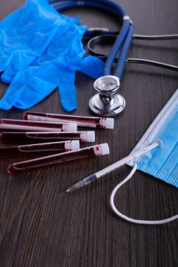 Doktor aletli tıbbi ya da ilaç. Stetoskop, şırınga, masada kan.
