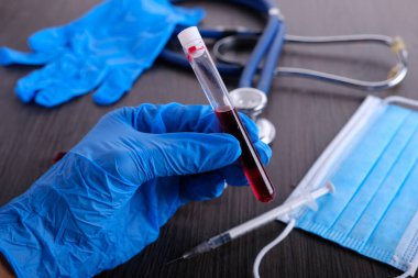 Doktor aletli tıbbi ya da ilaç. Stetoskop, şırınga, masada kan.