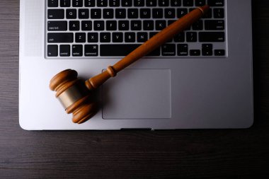 Tokmakla adalet ya da yargılama kavramı. Yasa ya da mahkeme salonu 