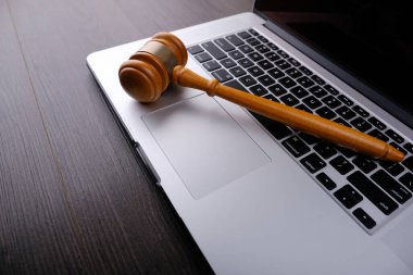 Tokmakla adalet ya da yargılama kavramı. Yasa ya da mahkeme salonu 