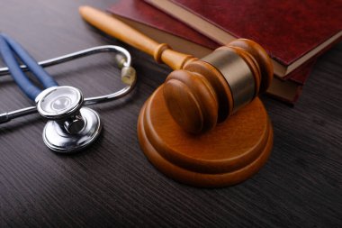 Tokmakla adalet ya da yargılama kavramı. Yasa ya da mahkeme salonu 