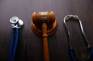 Tokmakla adalet ya da yargılama kavramı. Yasa ya da mahkeme salonu 
