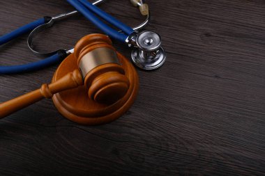 Tokmakla adalet ya da yargılama kavramı. Yasa ya da mahkeme salonu 