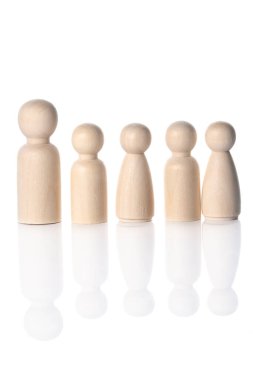 Ahşap insanlarla aile ya da liderlik kavramı