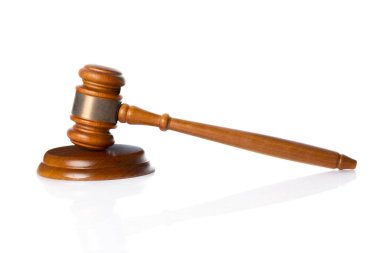 Gavel beyaz arka planda adalet ve yargılama için