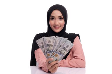 Paralı güzel bir kadının yüz ifadesi. Avro parasıyla finans kavramı. 