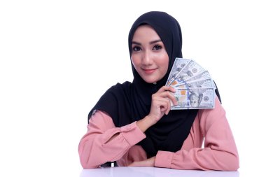 Paralı güzel bir kadının yüz ifadesi. Avro parasıyla finans kavramı. 