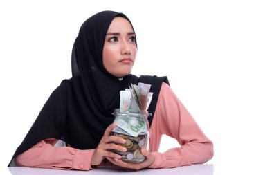 Paralı güzel bir kadının yüz ifadesi. Avro parasıyla finans kavramı. 