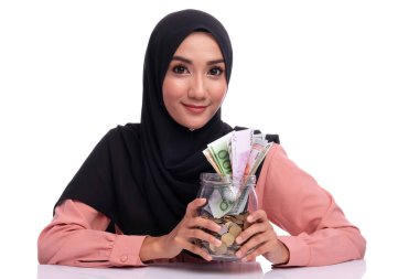 Paralı güzel bir kadının yüz ifadesi. Avro parasıyla finans kavramı. 