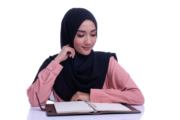 Pendidikan Atau Belajar Dengan Wanita Muslim Cantik — Stok Foto