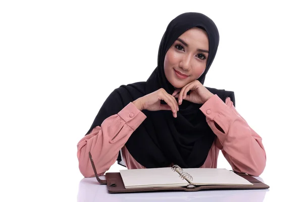 Istruzione Apprendimento Con Una Donna Abbastanza Musulmana — Foto Stock