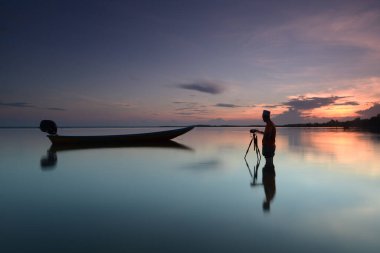 Manzara fotoğrafçısının silueti 