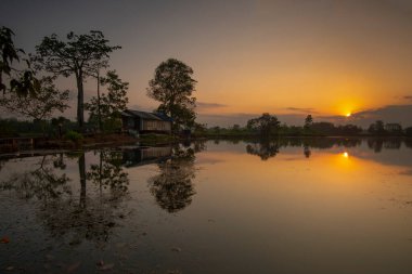 Güzellik kumsalında sabah sahnesi