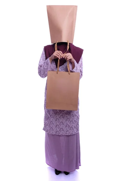 Donna Nascondere Suo Viso Con Shopping Bag — Foto Stock