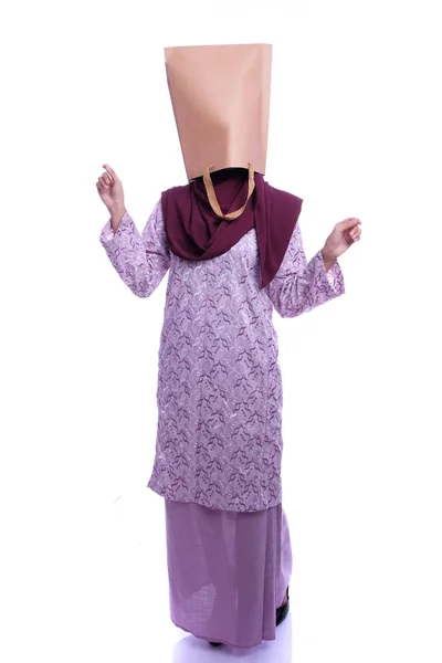 Mulher Esconder Seu Rosto Com Saco Compras — Fotografia de Stock