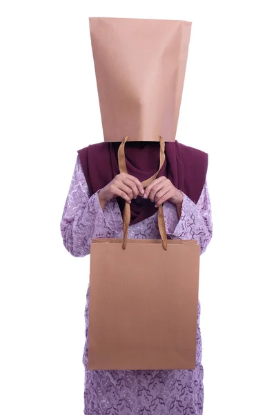 Mulher Esconder Seu Rosto Com Saco Compras — Fotografia de Stock