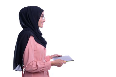 Tabletli, etkileşimli, güzel Müslüman kadının kendine güveni. İş veya Finans etkileşimli kavramsal