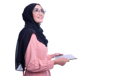 Tabletli, etkileşimli, güzel Müslüman kadının kendine güveni. İş veya Finans etkileşimli kavramsal