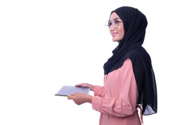 Tabletli, etkileşimli, güzel Müslüman kadının kendine güveni. İş veya Finans etkileşimli kavramsal