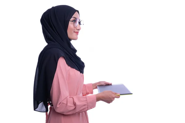 Förtroende För Interaktiv Ganska Muslimsk Kvinna Med Surfplatta Interaktiv Affärs — Stockfoto
