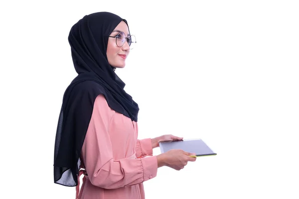 Tabletli Etkileşimli Güzel Müslüman Kadının Kendine Güveni Veya Finans Etkileşimli — Stok fotoğraf