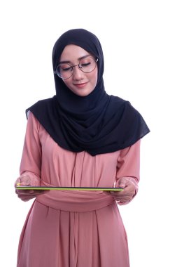 Tabletli, etkileşimli, güzel Müslüman kadının kendine güveni. İş veya Finans etkileşimli kavramsal