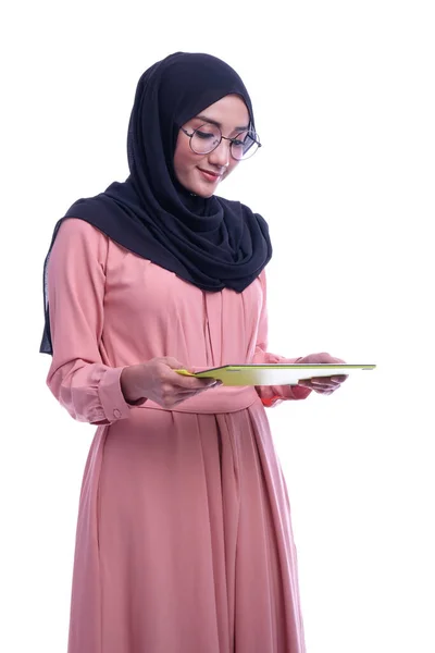 タブレットとの対話型のかなりイスラム教徒の女性の信頼 ビジネスまたは財務の対話的概念 — ストック写真