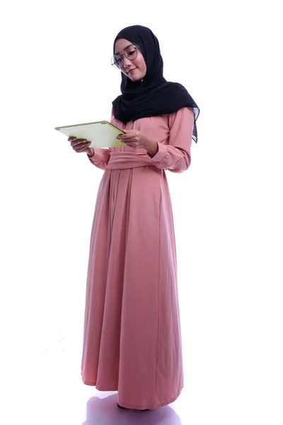 Εμπιστοσύνη Της Διαδραστικής Όμορφη Μουσουλμάνα Γυναίκα Tablet Επιχειρήσεις Χρηματοδότηση Διαδραστική — Φωτογραφία Αρχείου