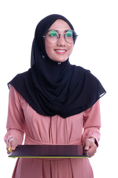 Keyakinan Interaktif Wanita Muslim Cantik Dengan Tablet Konseptual Bisnis Atau — Stok Foto