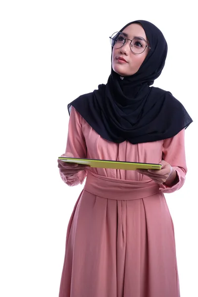 与平板电脑互动的漂亮的穆斯林女人的自信 商业或金融互动概念 — 图库照片