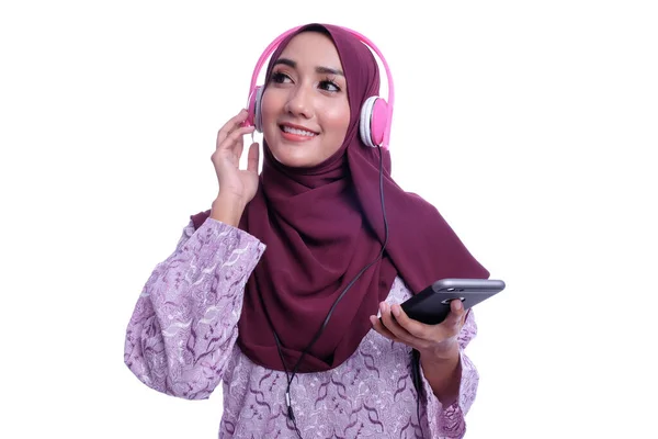 ヘッドフォンを使用して魅力的なイスラム教徒の女性 リスニング コミュニケーション 教育の概念 — ストック写真