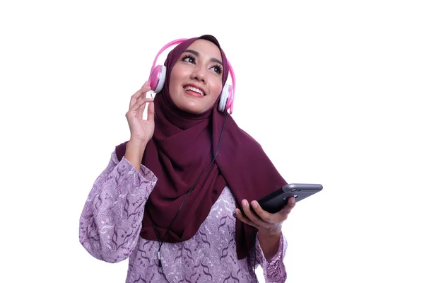 Wanita Muslim Yang Menarik Perhatian Menggunakan Headphone Mendengarkan Belajar Komunikasi — Stok Foto