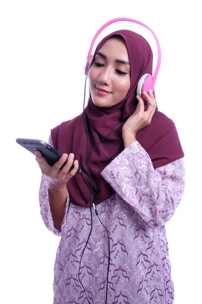 Attraktiv Muslimsk Kvinna Som Använder Hörlurar Lyssnande Lärande Kommunikation Och — Stockfoto