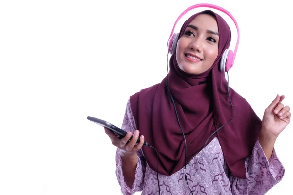 Mulher Muçulmana Atraente Usando Fone Ouvido Escuta Aprendizagem Comunicação Educação — Fotografia de Stock
