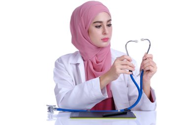 Steteskop ve beyaz doktor önlüklü genç Müslüman kadın doktorun kendine güveni.