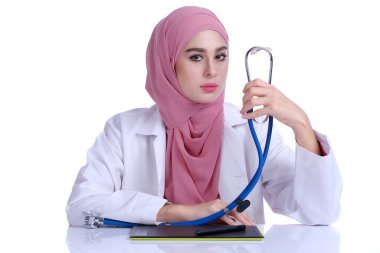 Steteskop ve beyaz doktor önlüklü genç Müslüman kadın doktorun kendine güveni.