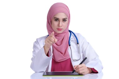 Steteskop ve beyaz doktor önlüklü genç Müslüman kadın doktorun kendine güveni.