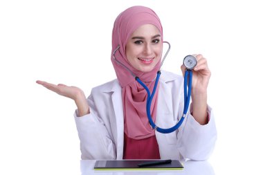Steteskop ve beyaz doktor önlüklü genç Müslüman kadın doktorun kendine güveni.