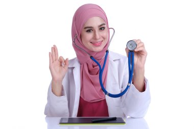 Steteskop ve beyaz doktor önlüklü genç Müslüman kadın doktorun kendine güveni.